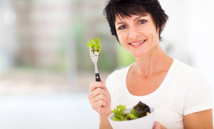 أطعمة على النساء تجنبها مع تقدم العمر