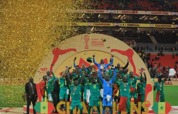 أول لاعب سنغالي يعلق على سحب لقب كأس إفريقيا من منتخب بلاده ومنحه للمغرب