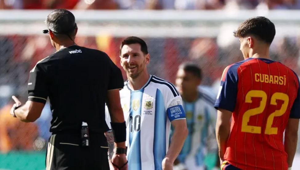 حكم نهائي كأس العالم يكشف تفاصيل اشتباكه مع ميسي