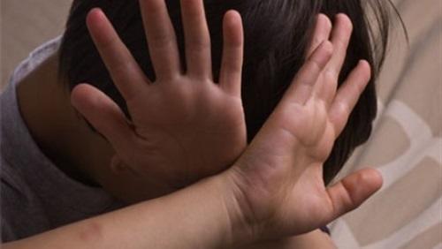 عذّب طفله حتى الموت بتحريض من زوجته والسبب صادم