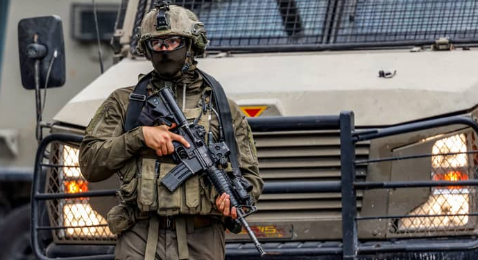 جيش الاحتلال يستولي على منزل فلسطيني جديد ويحوله إلى ثكنة عسكرية غربي نابلس  