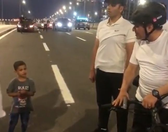بالفيديو  ..  السيسي يسأل أب مصري : بتقبض كام ؟ ..  وهل بيكفوا؟