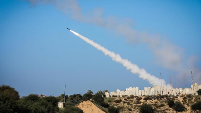 كتائب القسام تقصف "تل أبيب" برشقة صاروخية من نوع "مقادمة" (M90)
