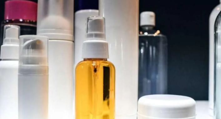 فرنسا تحظر المواد الكيميائية "الخالدة" في مستحضرات التجميل والملابس