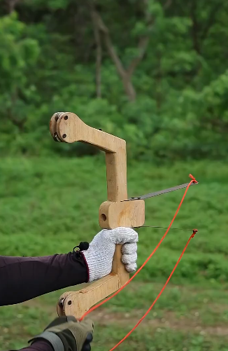 بالفيديو ..  رجل قام بصنع قوس بشكل بدائي ولكنه أقوى من القوس الأصلي