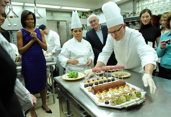 بالفيديو  ..  طباخ الرئيس : من يحضر الطعام لرؤساء البيت الأبيض ؟