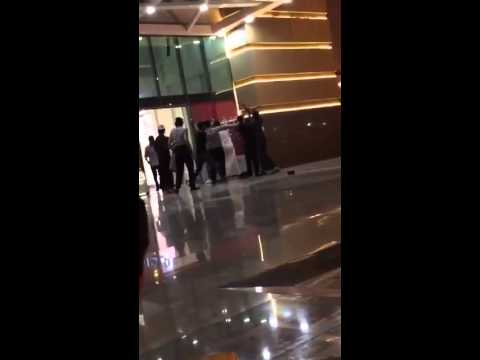 بالفيديو .. مشاجرة عنيفة بين مجموعة من الشباب في مركز تجاري