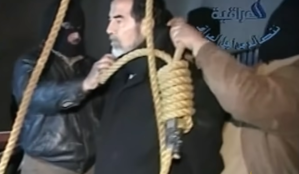 بالفيديو  ..  القاضي الذي أصدر حكم الإعدام بـ"الشهيد" صدام حسين يروي تفاصيل جديدة لحواره الأخير قبل الصعود للمقصلة
