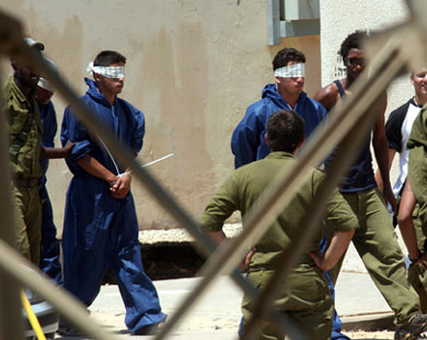 سجين فلسطيني ينتزع سلاح سجانه و يطلق النار