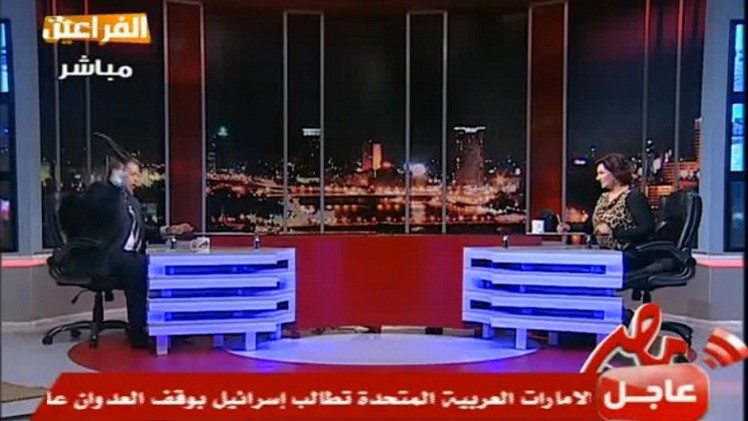 بالفيديو ..  توفيق عكاشة يرفع حذاؤه بيده ويقول : "سنضرب بالجزمة من يدعم غزة .. "