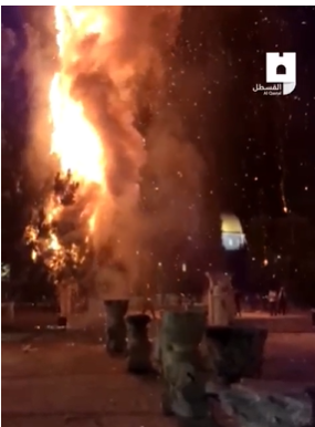 بالفيديو ..  حريق كبير في باحات المسجد الأقصى نتيجة الاستخدام الكثيف لقنابل الصوت والغاز 