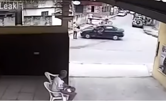 بالفيديو  ..  مشهد مرعب لاختطاف امرأة من وسط الشارع نهارا أمام أعين المارة