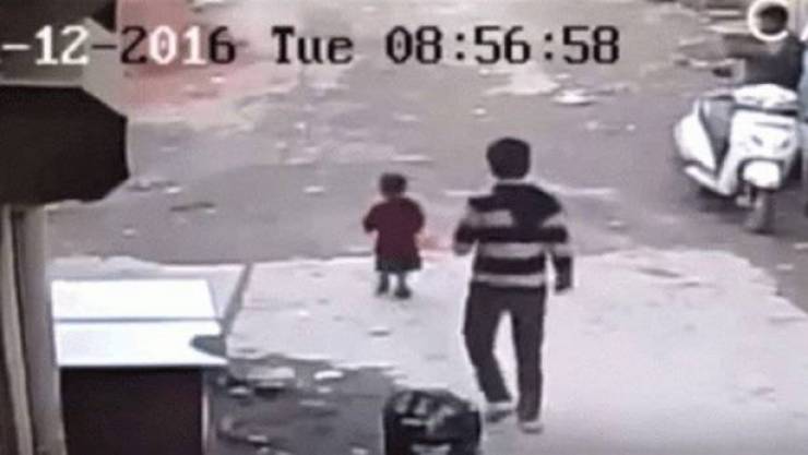 بالفيديو: طفل ينجو بأعجوبةٍ من موت محقّق!