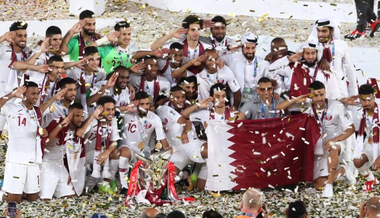 بالفيديو  ..  بين السماء والأرض  ..  هذا ما فعله طيار بالخطوط الجوية الكويتية لحظة فوز قطر بكأس آسيا