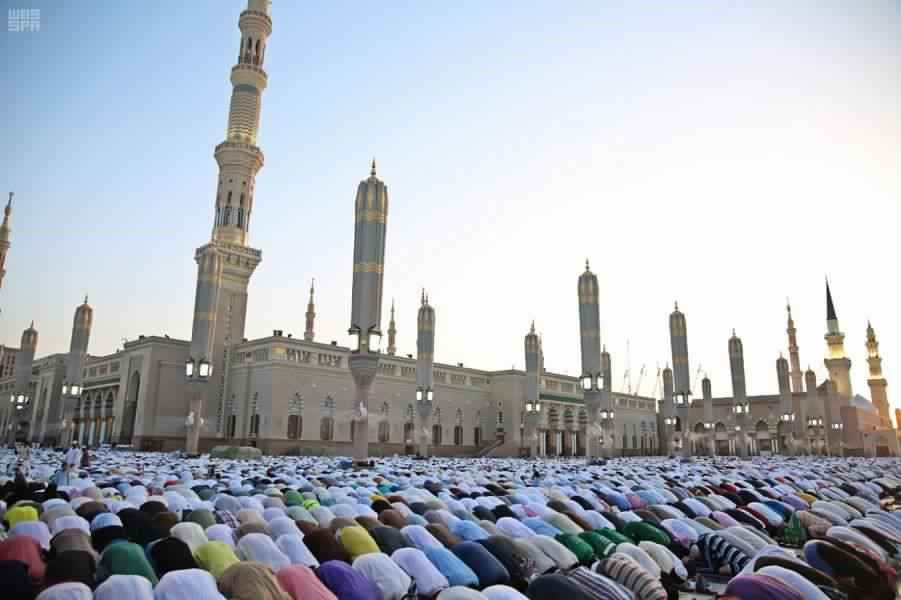 بالصور ..  أكثر من مليون يؤدون صلاة العيد بالمسجد النبوي