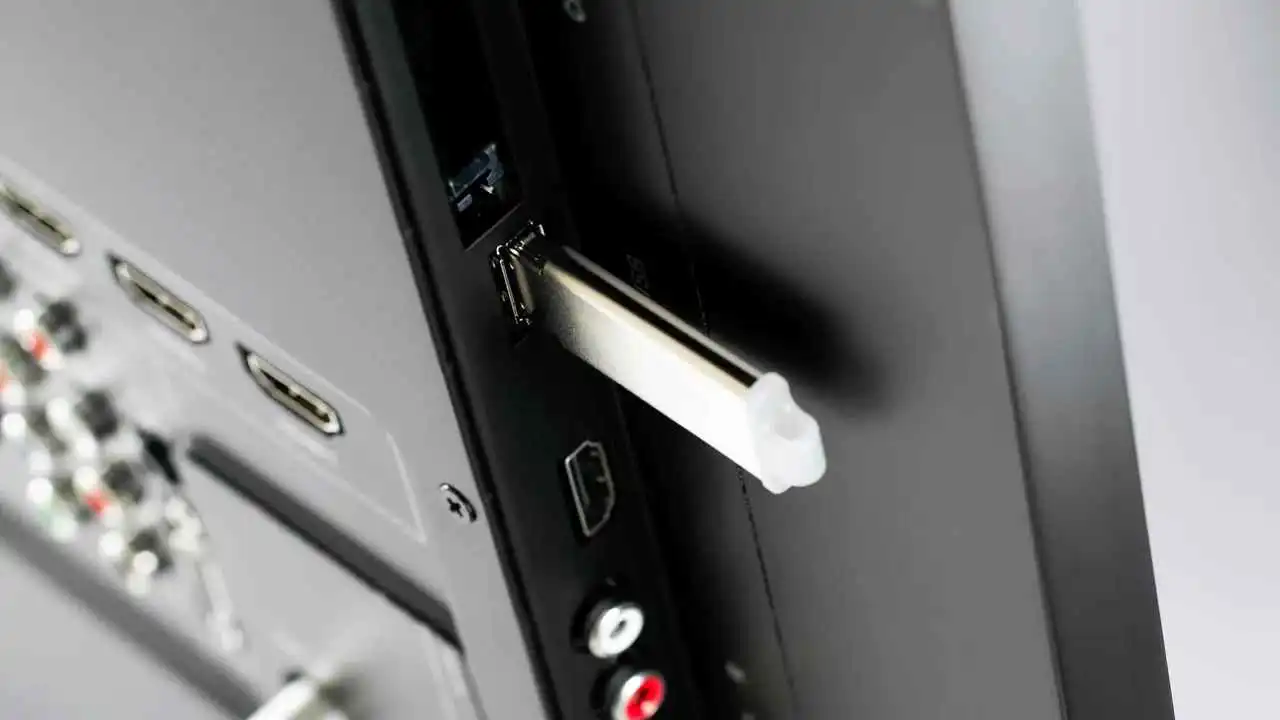 قدرات خارقة ..  4 طرق ذكية للاستفادة من منفذ USB في التلفزيون