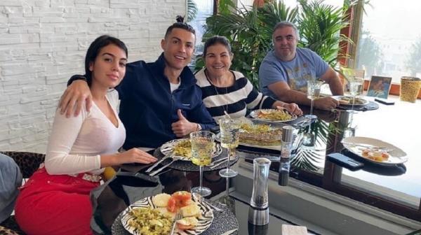 كريستيانو رونالدو يمنع والدته من حضور المباريات ويكشف السبب