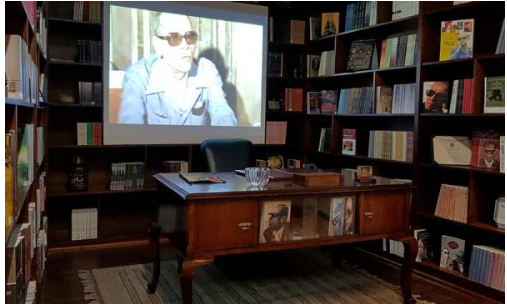ابنة نجيب محفوظ تهدي مكتبه الخاصة لمكتبة الإسكندرية