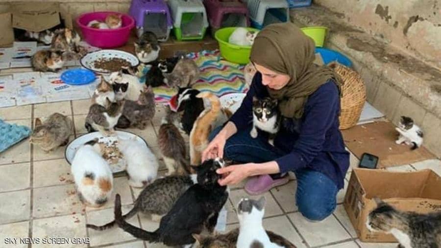 بالصور  ..  تصفهم بـ"أبنائها" ..  مغربية تحول منزلها إلى مأوى للقطط