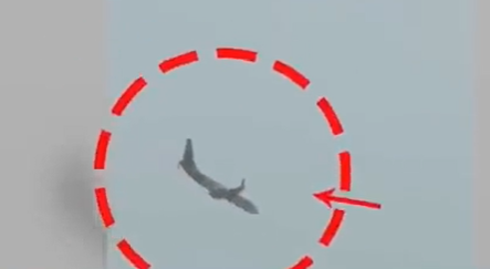 فيديو مرعب ..   هذا ما حدث لطائرة على متنها 185 راكباً 