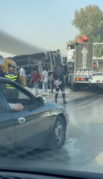 انقلاب شاحنة على طلوع عين غزال تعيق حركة المرور