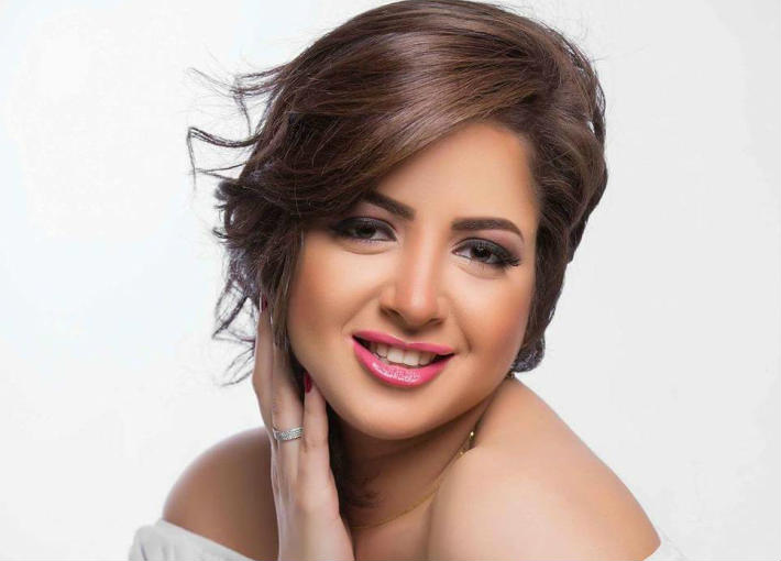 بالصور ..  خشوع منى فاروق أمام الكعبة يلفت الأنظار