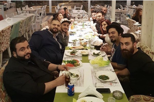 بالصور .. عاصي الحلاني يجمع مشتركي "ذا فويس" على العشاء  