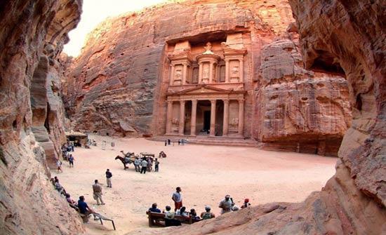 الكشف عن اسباب اطلاق النار على حافلة في البترا  ..  تفاصيل 