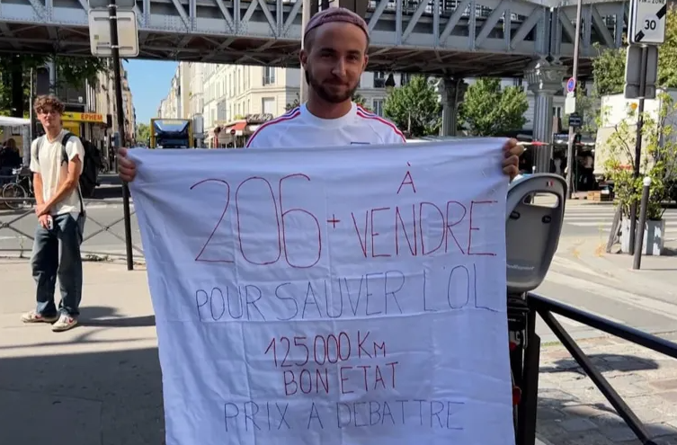 مشجع يبيع سيارته لإنقاذ ليون الفرنسي من الهبوط للدرجة الثانية