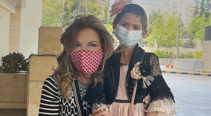 الأميرة غيداء فخورة بإرادة وشجاعة الطفلة حلا بمواجهة إصابتها بالسرطان  .. صورة