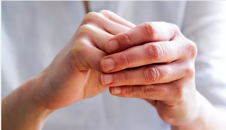 5 علامات على اليدين تشير إلى مشاكل صحية