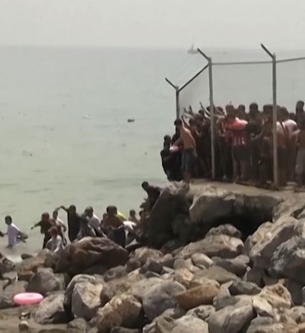 "سباحةً وعبر السياج ..  مئات المهاجرين يعبرون إلى سبتة وسط استنفار إسباني - فيديو