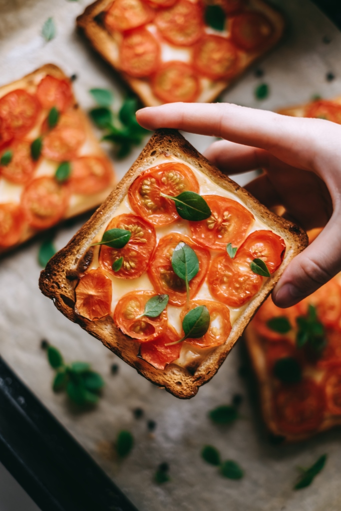 بيتزا توست بالموزاريلا