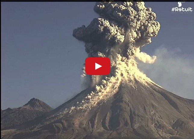 بالفيديو ..  لحظة انفجار بركان ضخم من جبل في المكسيك