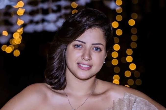 رسالة غامضة من منى فاروق والجمهور يعلّق