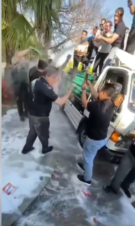 "حمام عريس" باستخدام الرغوة وتنك مياه وسط اهازيج شعبية يشعل منصات التواصل في الأردن  ..  فيديو