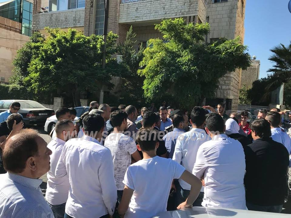 بالصور  ..  اهالي الطلبة الاردنيين في المدارس الليبية يعتصمون امام منزل الرزاز