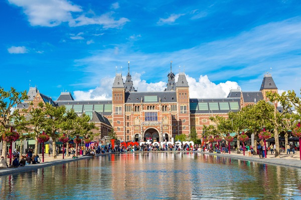 بالصور  ..  أشهر المعالم السياحية في أمستردام الهولندية