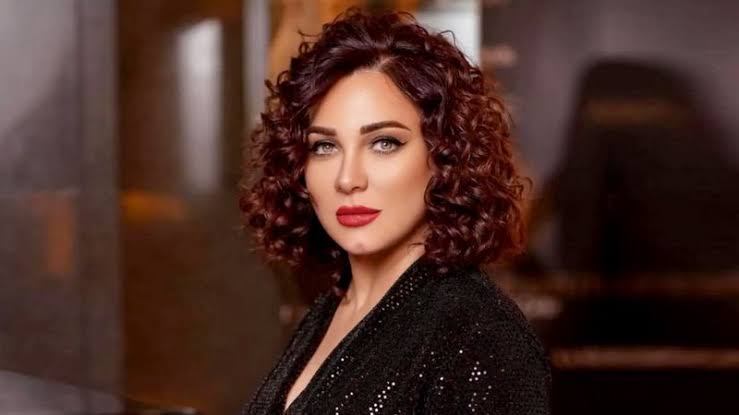 سلاف فواخرجي تحسم الجدل حول لجوئها إلى فرنسا