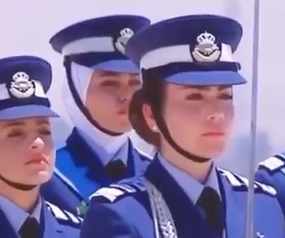 الإعلاميتان نهى و مادلين المومني تهنئان شقيقتهما  "سلام" بمناسبة تخرجها من سلاح الجو