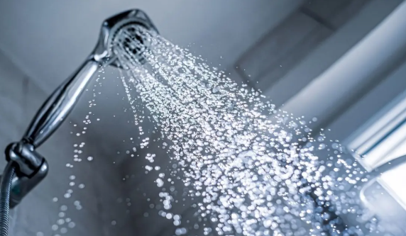 الاستحمام بالماء الساخن في الشتاء متعة قد تُخفي خطر يهدد حياتك