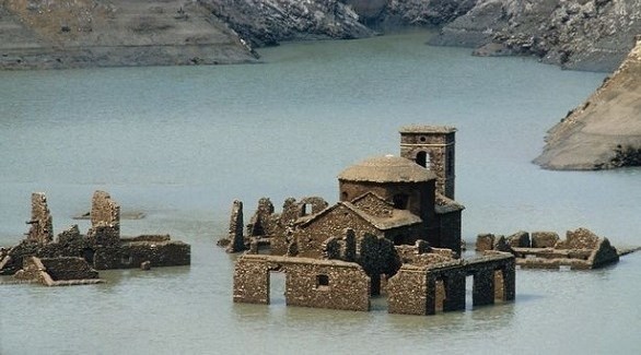 قرية أشباح مغمورة بالماء تعود للظهور من جديد