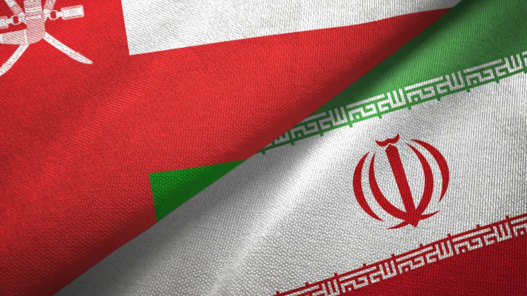 الغارديان: عمان تقاوم الضغوط الأمريكية لقطع علاقاتها بإيران