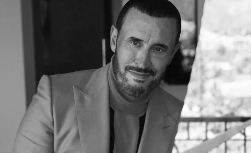 صورة لكاظم الساهر يفترش أرض المطار تهز مواقع التواصل!