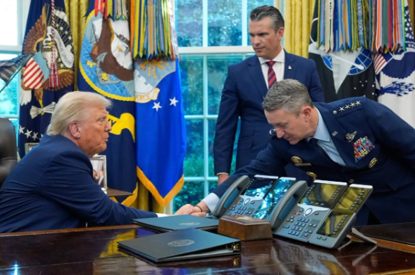 بعد طيرانه فوق غزة  ..  رئيس الأركان الأميركي يقدم تقريرا لترمب