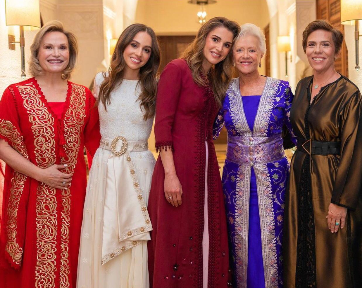 بالفيديو والصور ..  الملكة رانيا تقيم حفل حناء للأميرة إيمان  