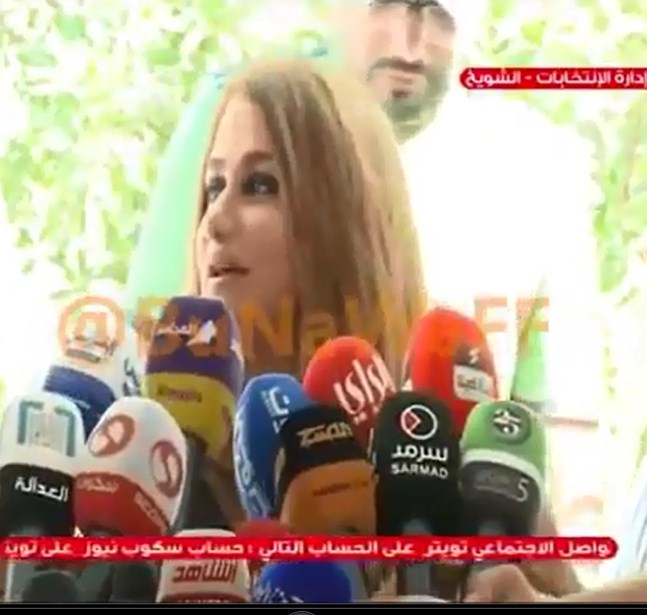 بالفيديو  ..  صحفي يسأل مرشحة كويتية للانتخابات : هل جمال المرأة يساعدها في الوصول للبرلمان ؟