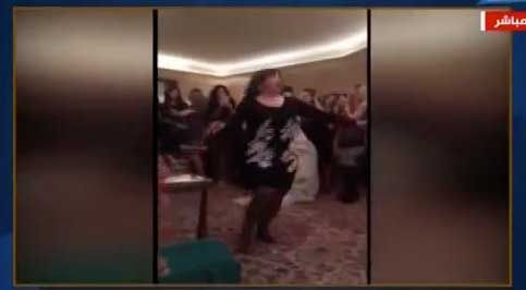 بالفيديو ..  وصلة رقص للفنانة الهام شاهين في حفل حفيد "جمال عبد الناصر" تثير الجدل
