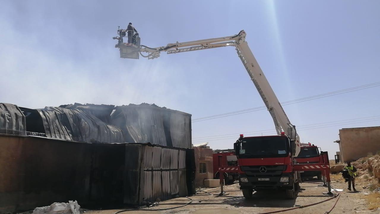الدفاع المدني يخمد حريق مصنع بعمّان