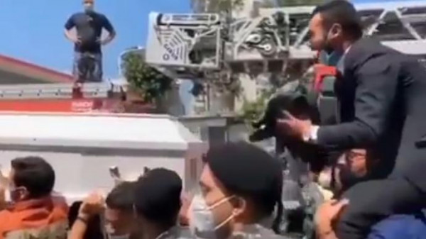 شاهد: لبناني يودع خطيبته المتوفاة بانفجار مرفأ بيروت بطريقة خاصة